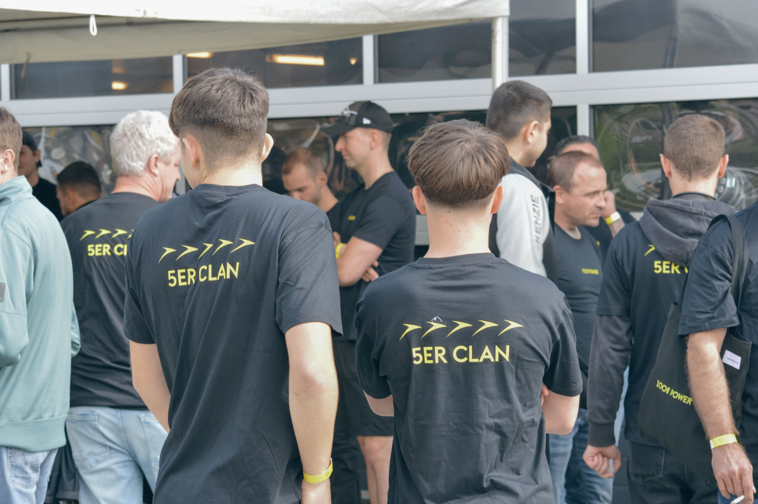 5er Clan: Mitarbeitende in 5er-Clan-Shirts