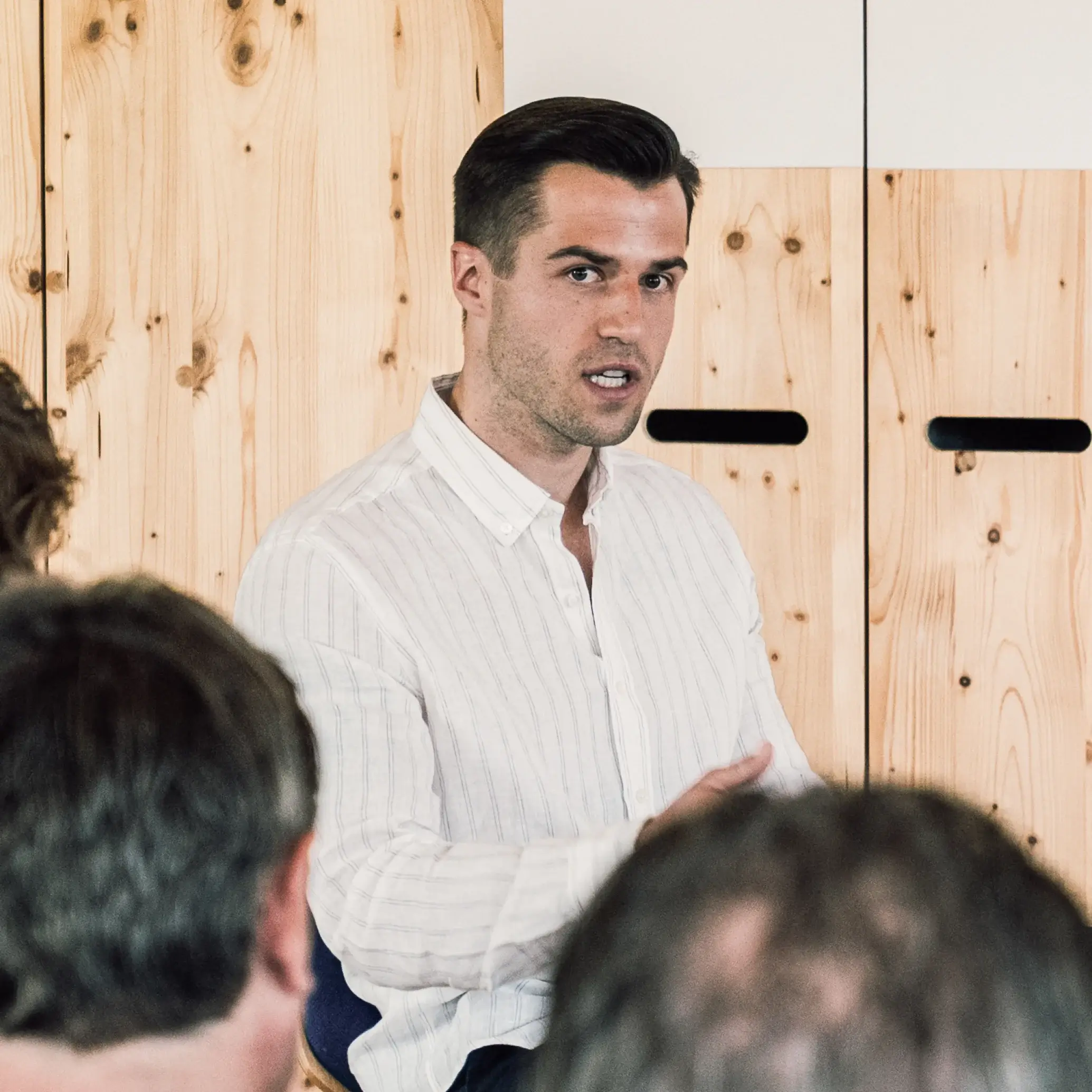 Tobias Krüsi im Gespräch an einem Workshop