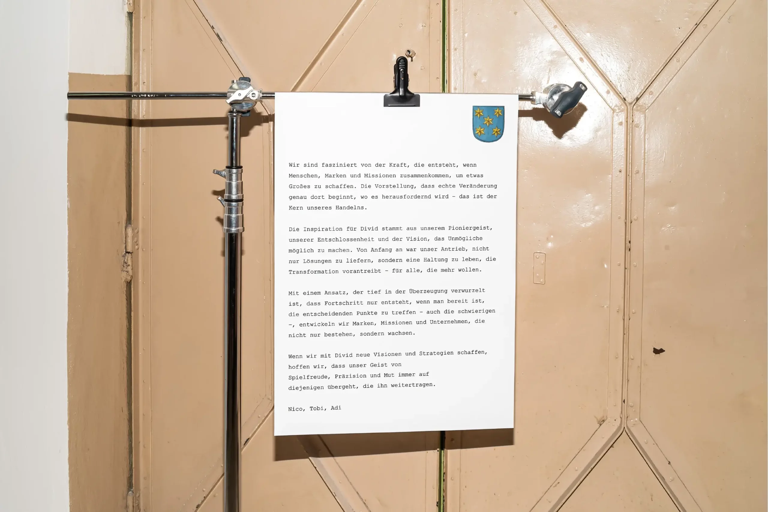 Divid: Brief an der Wand