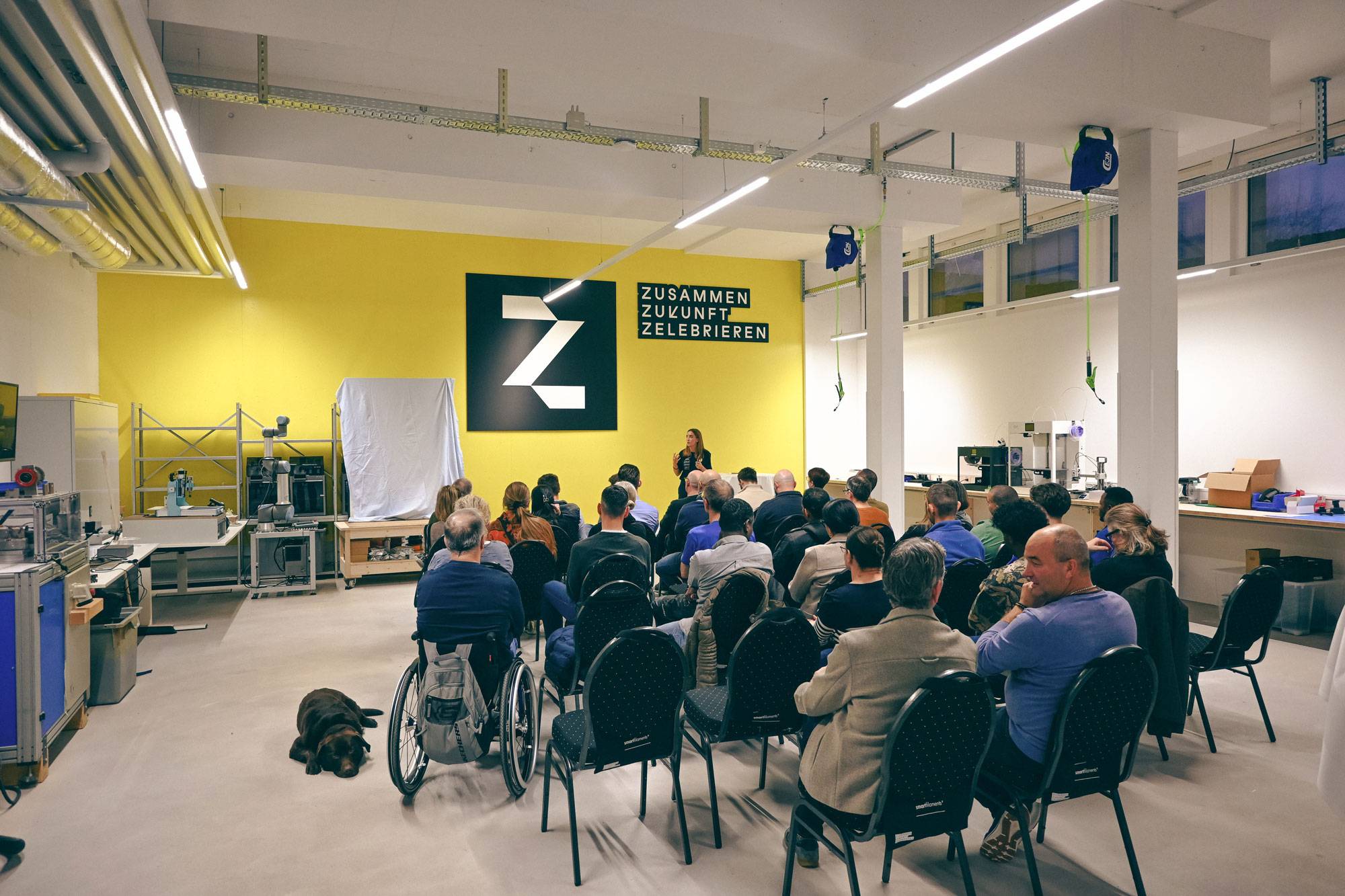 Z-Group: Mitarbeitende an einem Anlass in der Halle