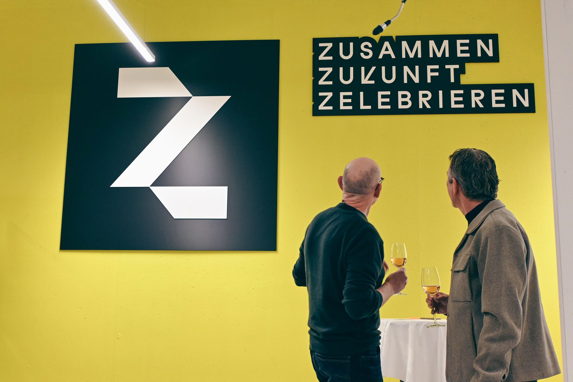 Z-Group: Gäste vor der Wand «Zusammen Zukunft zelebrieren»