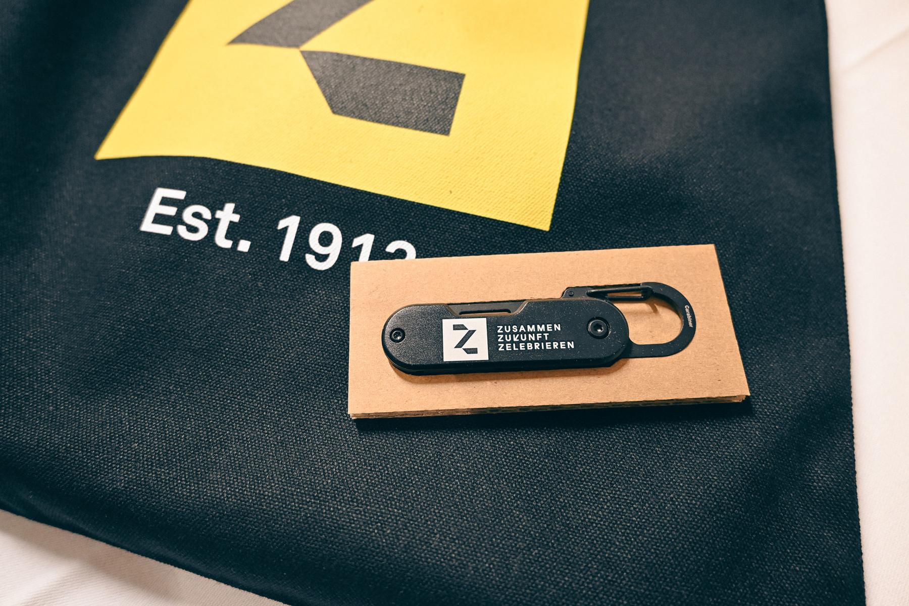 Z-Group: USB-Stick mit Z-Logo als Geschenk an Mitarbeitende