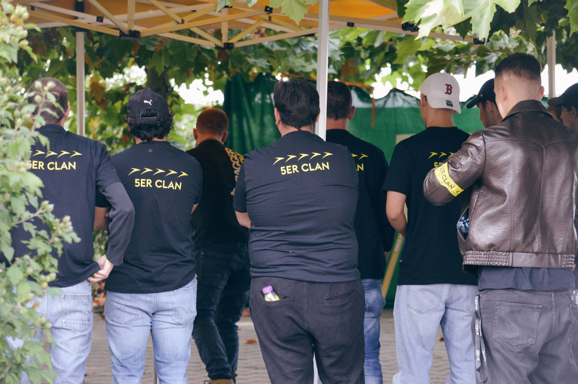 5er Clan: Mitarbeitende in 5er-Clan-Shirts