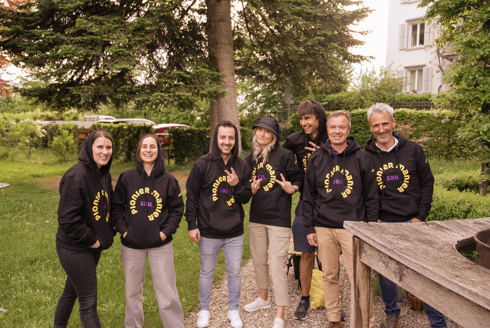 Netto Null Bier: Team in Pullovern im Garten