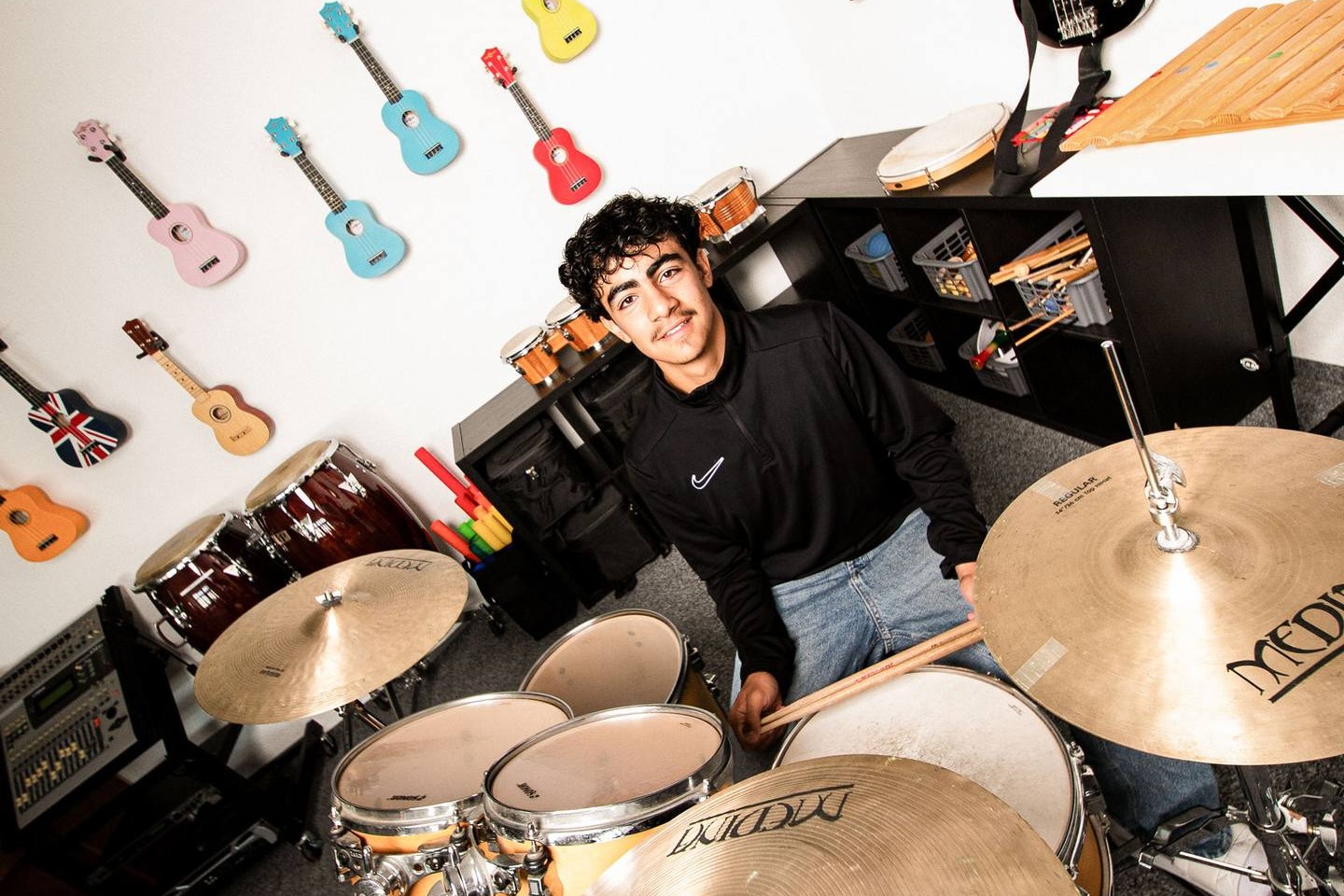 Schule Waid: Schüler am Schlagzeug im Musikraum
