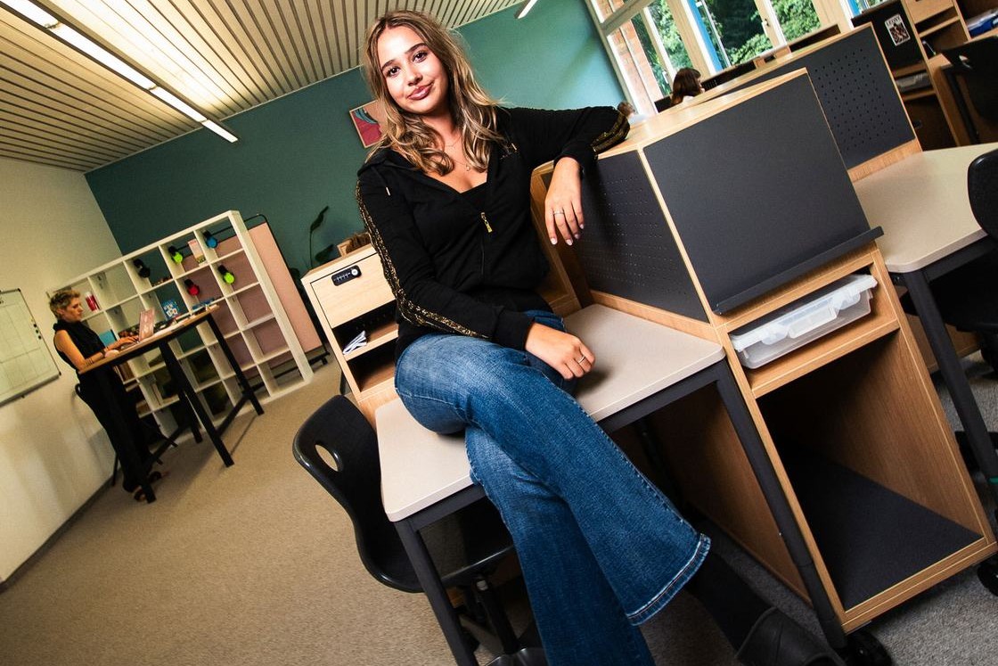 Schule Waid: Schülerin im Schulzimmer