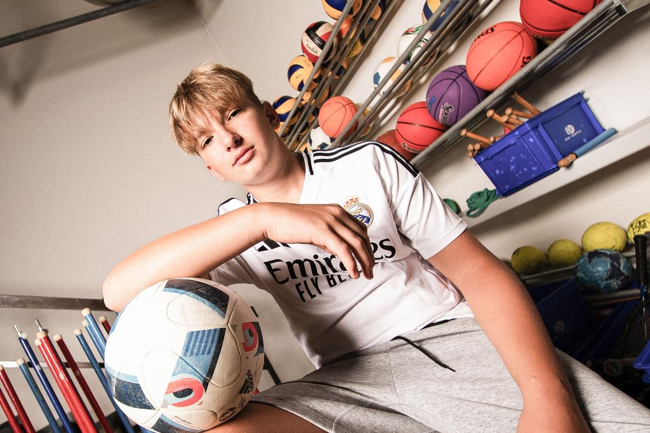Schule Waid: Schüler mit Fussball im Sportraum
