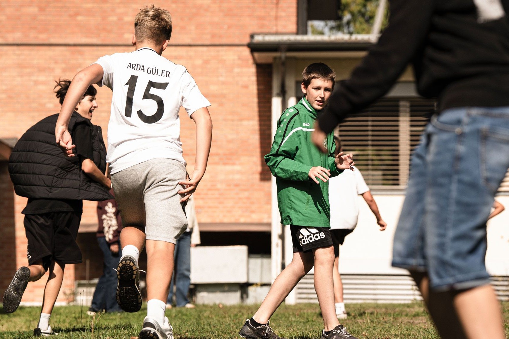 Schule Waid: Schüler beim Fussballspiel auf dem Pausenplatz