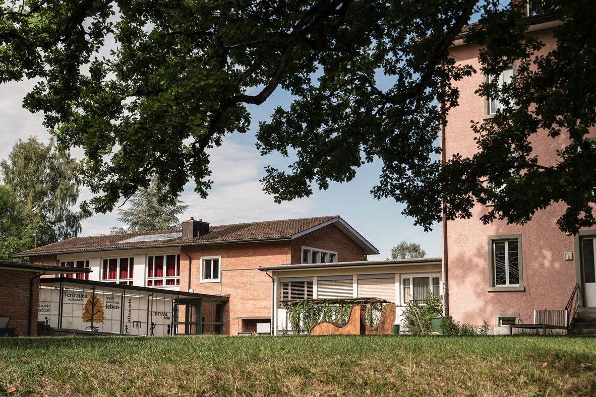 Schule Waid: Schulhaus mit Garten