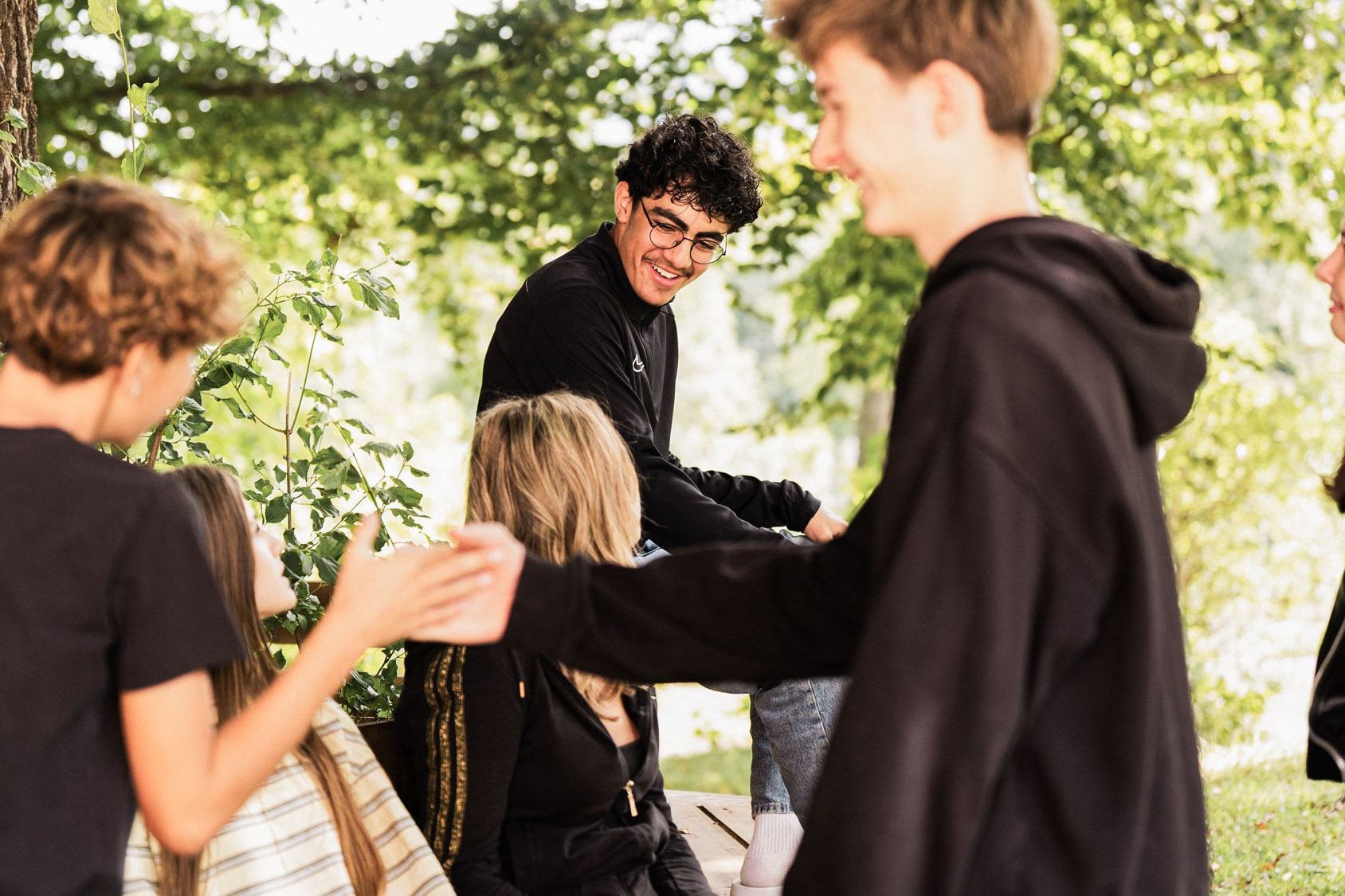 Schule Waid: Jugendliche im Gespräch im Freien