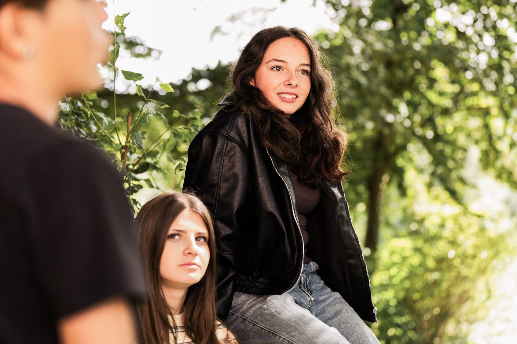 Schule Waid: Schülerinnen im Freien