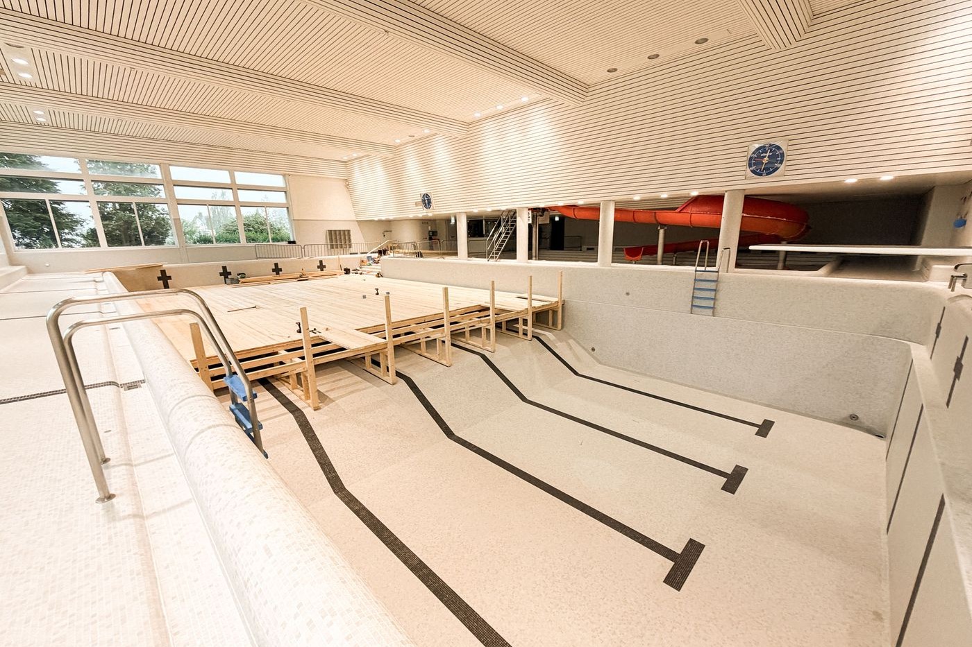 Talentpool: leeres Becken im Hallenbad Rosenau
