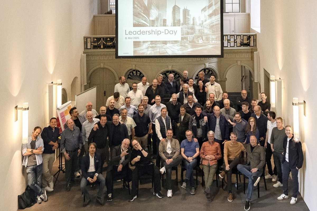 IBG Gruppe: Gruppenfoto aller Mitarbeitenden an einem Anlass