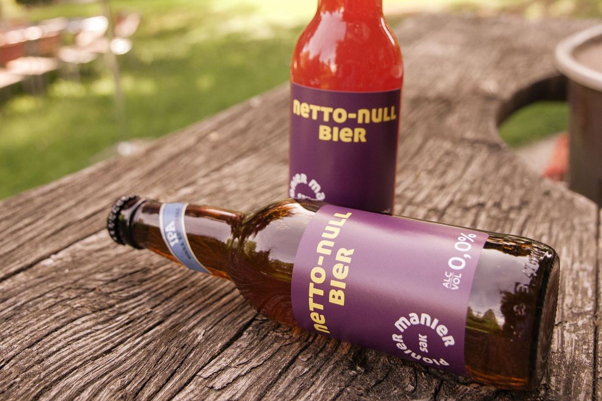 Netto Null Bier: Flaschen auf einem Holztisch