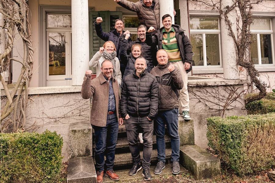 5er Clan: Gruppenfoto vor einem Gebäude
