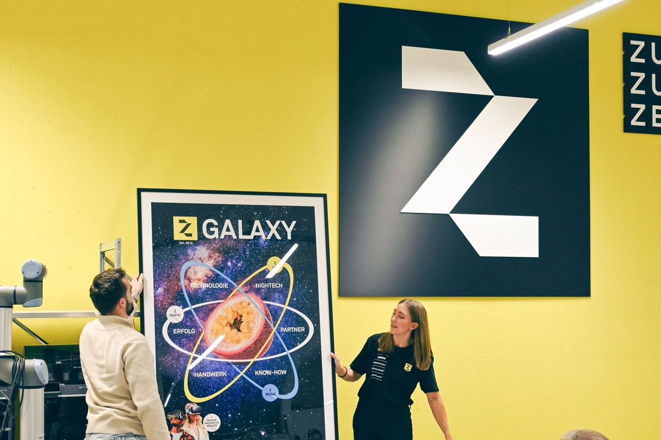 Z-Group: Präsentation an der Wand mit Z-Logo
