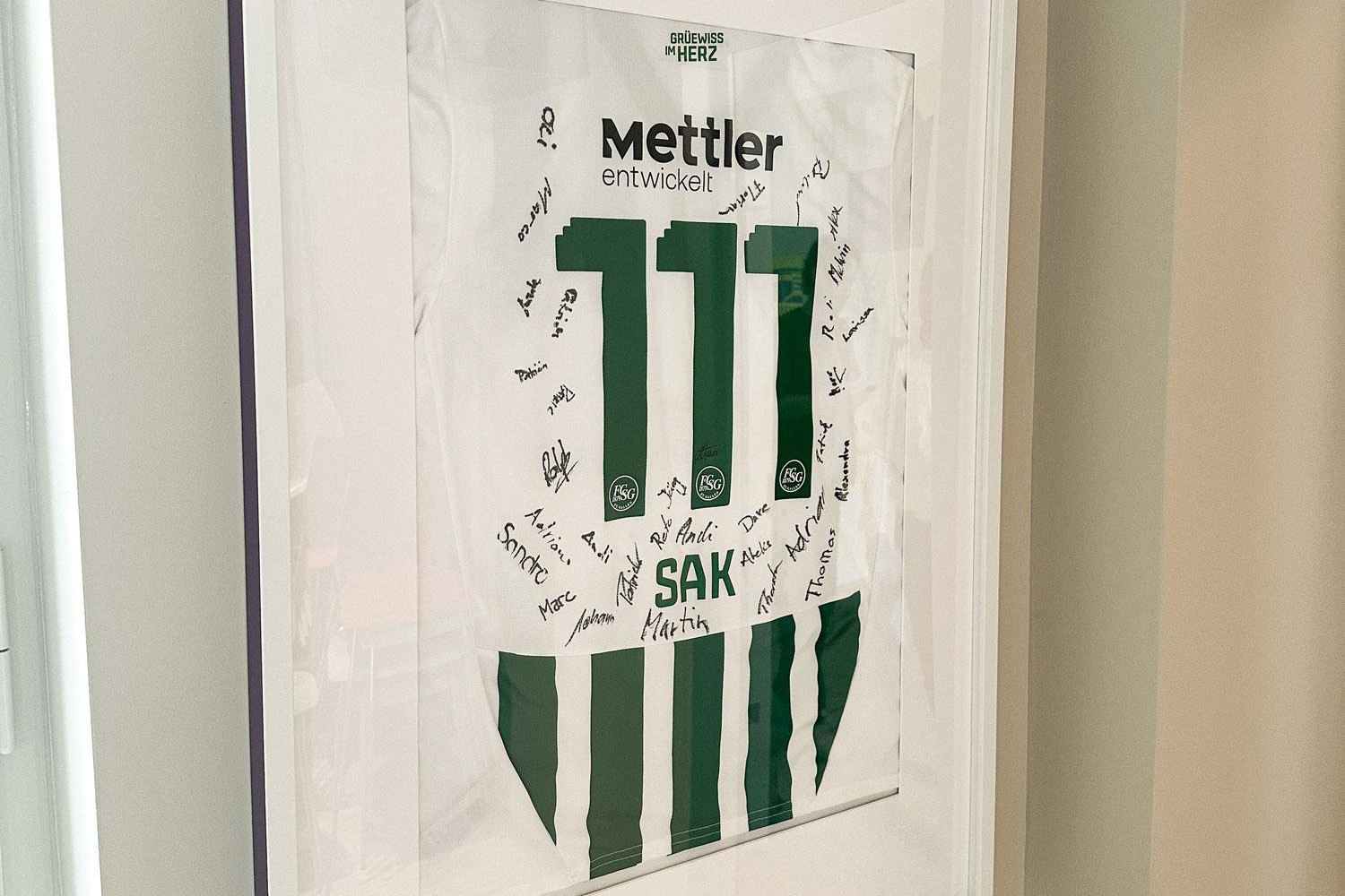 SAK Kulturkantine: signiertes Trikot an der Wand