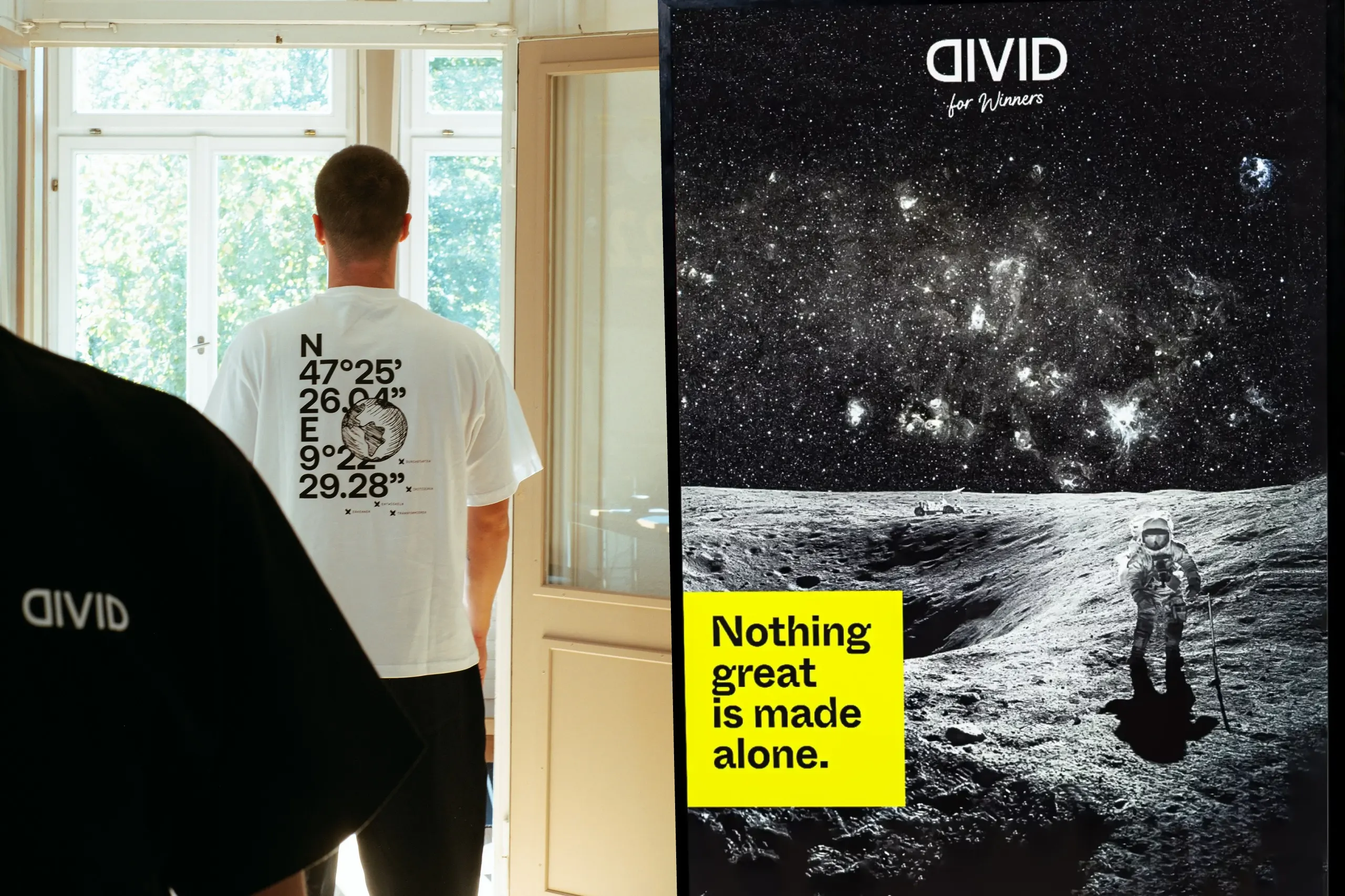 Links ein Divid-Teammitglied von hinten im weissen Shirt mit den Koordinaten von St. Gallen, rechts das Divid-Poster «Nothing great is made alone» mit Astronaut auf dem Mond